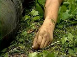 Мертвого мужчину с кровоподтеком на щеке обнаружили прохожие в гаражах Ростова