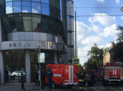 Одиннадцать пожарных спецбригад тушат загоревшуюся крышу жилого дома в центре Ростова