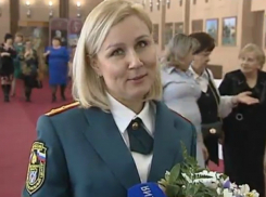 Хрупкой блондинке в погонах губернатор вручил мужской знак отличия «За ратную службу»