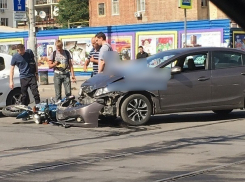 Столкновение мотоцикла и автомобиля остановило трамваи в центре Ростова