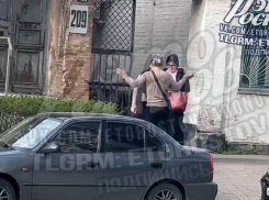 Мужчина напал на женщину после ДТП в центре Ростова