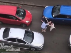 Две ростовчанки подрались после того как не смогли уступить друг другу дорогу