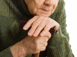 Одинокого пенсионера избили и ограбили в собственной квартире в Ростовской области