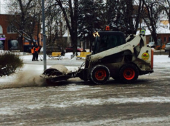О круглосуточной борьбе с гололедом и остатками снега отчитались коммунальщики Ростова