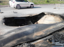 Асфальт на Нансена смыло во двор жилого дома