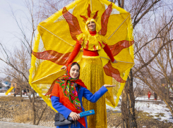 Кулачные бои, блины и традиции: в Ростове проводили Масленицу как настоящие казаки 