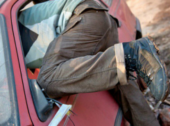 Серийного автовора, «вскрывшего» восемь легковушек ради аккумуляторов, поймали в Ростове