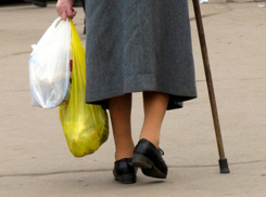 Перебегавшая дорогу против правил женщина попала под колеса Mercedes в центре Ростова