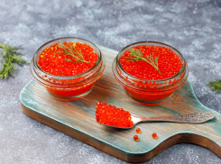 Общественник предупредил дончан об опасности при покупке красной икры с рук