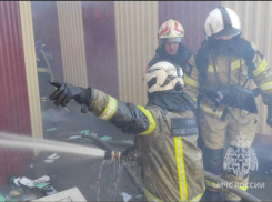 В Ростове перекрыли движение на Шолохова из-за сильного пожара на рынке