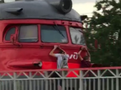 Экстремально опасные покатушки подростков-зацеперов на электричке в Ростовской области попали на видео