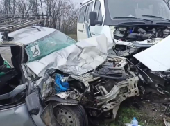 Пенсионер на «Гранте» протаранил встречную маршрутку под Ростовом 