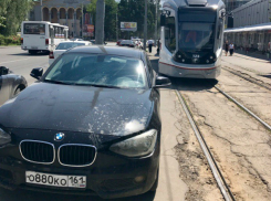 Автохам на черном BMW собрал пробку из десяти трамваев в Ростове-на-Дону