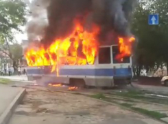 Огромное пламя едва не покалечило пассажиров вспыхнувшего трамвая в Ростовской области