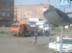 Отброшенный колесоотбойником на бензовоз водитель иномарки погиб на трассе в Ростовской области
