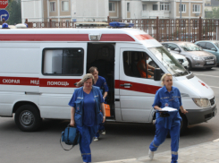 Подвыпившая компания учила врачей скорой правильно спасать их утонувшего друга в Ростовской области
