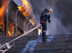 Сильное отравление газом получил сотрудник склада во время пожара в Ростовской области