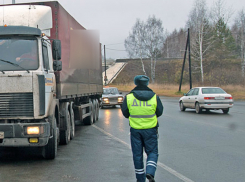 Водители двух легковушек попали в больницу после «встречи» с большегрузом в Ростовской области