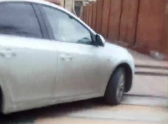 Матом ответил возмущенному прохожему припарковавшийся в запрещенном месте автохам из мэрии Ростова