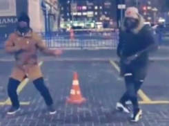 Необычный уличный танец темнокожих парней в Ростове попал на видео