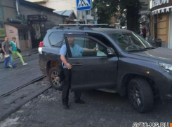 В Ростове водитель иномарки с «красивыми номерами» перекрыл дорогу трамваю и пошел за мясом 