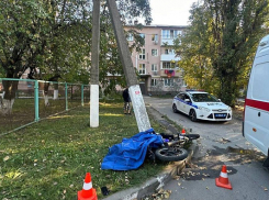 В Новочеркасске подросток врезался в столб на скутере и погиб