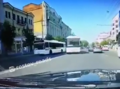 В Ростове водитель автобуса проехал по встречке на Большой Садовой
