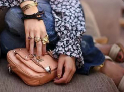 Вынужденный залезть в женскую сумку ростовский «джентльмен» долго просил прощения у ее хозяйки