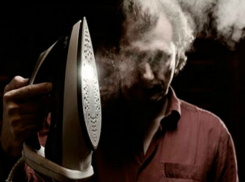 До полусмерти избил утюгом хозяйку квартиры ночной постоялец в Ростовской области