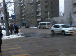 Уложенный в снег асфальт провалился спустя сутки