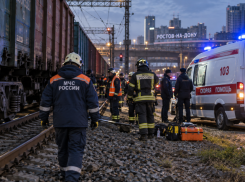 Двух подростков ударило током на крыше грузового вагона в Ростове