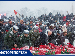 В Ростове прошла церемония возложения цветов к стеле на Театральной площади под сильным снегопадом