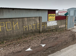 В Ростовской области горит склад с целлюлозной продукцией 