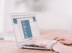 Работница салона сотовой связи в Ростове похитила деньги со счета своего клиента