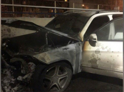 Жутким пожаром уничтожен  Mercedes-Benz на улице Варфоломеева в Ростове