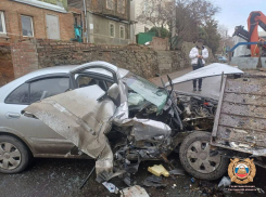 Водитель пострадал в массовом ДТП на улице Красных Зорь в Ростове в Рождество 