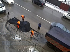 В Ростове упорно продолжают зимой класть асфальт в грязные лужи 
