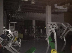 Отключение света не помешало людям качаться в спортзале