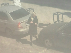 «Перепутавшая педали» блондинка ударила припаркованный автомобиль и скрылась с места ДТП в Ростове