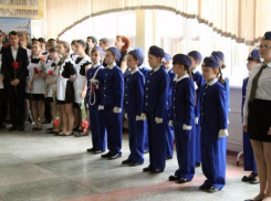 В честь героев-пожарных в Ростове на фасаде школы открыли памятную доску