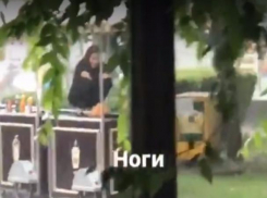 Администрация уличных павильонов наказала забравшуюся с ногами на прилавок продавщицу
