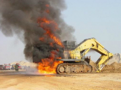 Подожженный мусор уничтожил убиравшего его бульдозер на полигоне под Ростовом