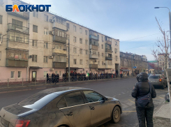 Огромная очередь у здания соцобслуживания образовалась в Кировском районе Ростова