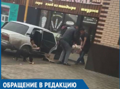 «Это просто жесть, вот что люди едят!» - выгрузка мяса в полной антисанитарии попала на видео читателя «Блокнота»