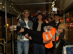 Ростовчан и гостей города удивили премьерой спектакля в трамвае