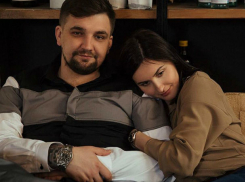 Трогательное фото Басты в обнимку с красавицей-женой на диване вызвало волну умиления фанатов