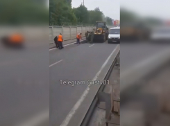 «Как вам такое: асфальт асфальтируют»: ростовчанин снял на видео удивительный ремонт дороги