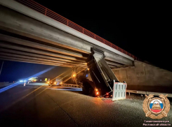 На М-4 Дон самосвал с поднятым кузовом врезался в конструкцию моста 