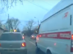 Ростовские водители синхронно пропустили карету скорой с умирающим пассажиром