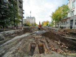 Смертельный перелом позвоночника получил мужчина после падения в яму на разрытой улице Ростова